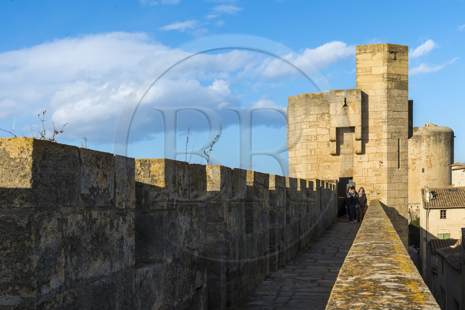 France, Gard (30), Aigues-Mortes, tour de la Porte des Remblais et chemin de ronde sur les remparts ouest