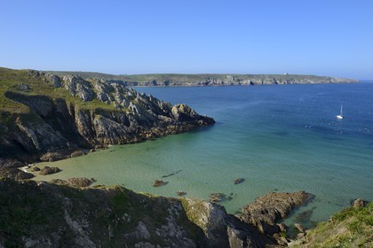 France, Finistère (29), Mer d'Iroise, Plogoff, port naturel entre la Baie des Trépassés et la Pointe du Van, la Pointe du Raz en arrière plan