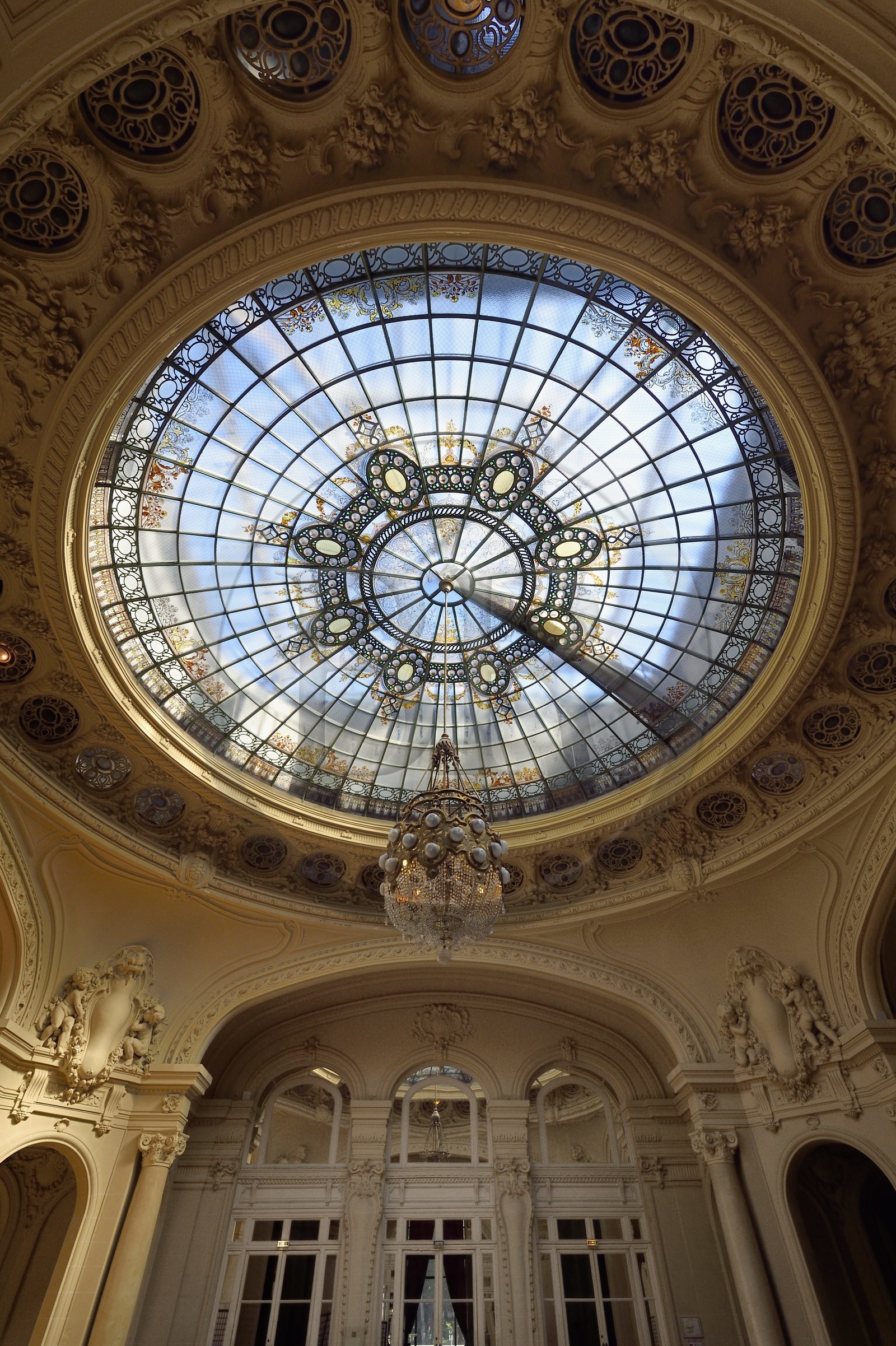 France, Allier (03), Vichy, Palais des Congrès et Opéra, verrière art Nouveau de la coupole du grand hall (salle Berlioz) de l'ancien Grand Casino