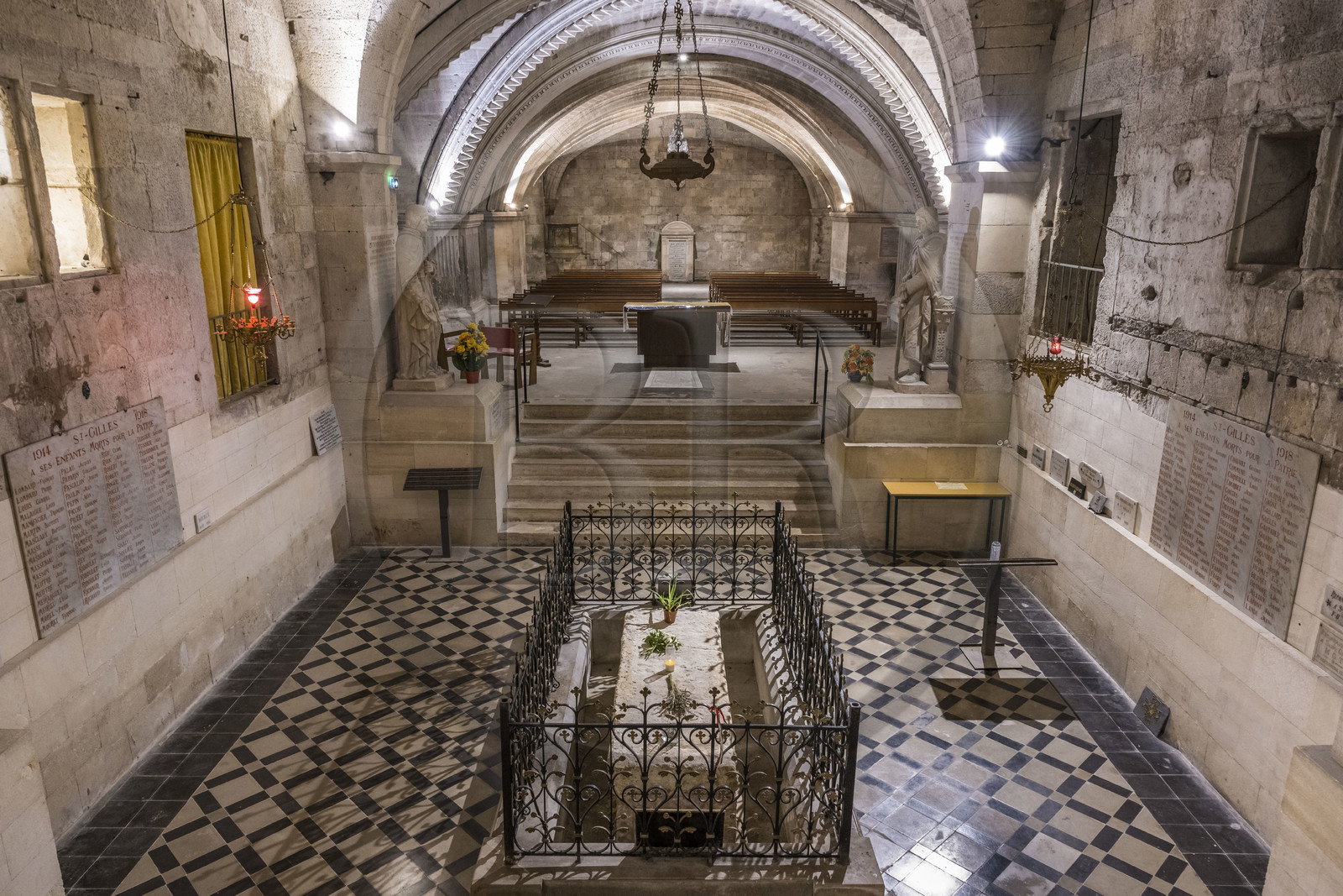 France, Gard (30), Saint-Gilles du Gard, église abbatiale de Saint-Gilles du XIIème-XIIIème siècle, classée Patrimoine Mondial de l'UNESCO au titre des chemins de Saint-Jacques de Compostelle en France, crypte ou église basse abritant le tombeau de Saint Gilles