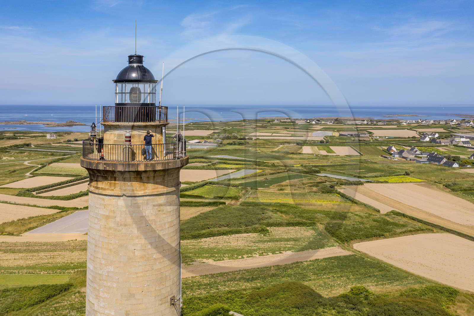 France, Finistère (29), Iles du Ponant, Ile de Batz, le phare mis en service en 1836 surplombe les champs de l'Ile (vue aérienne)