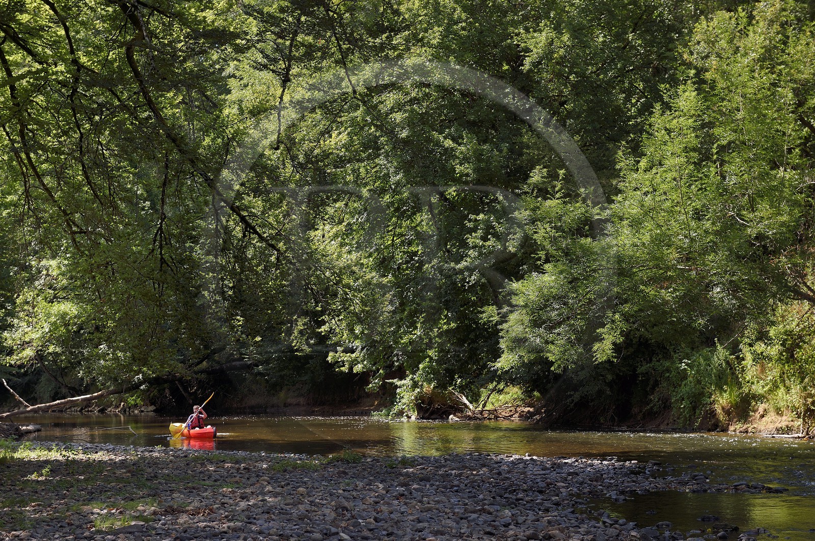 France, Dordogne (24), Périgord Noir, descente de la rivière Auvézère en canoé-kayak entre Cherveix-Cubas et Tourtoirac (avec Vert’Auvézère)