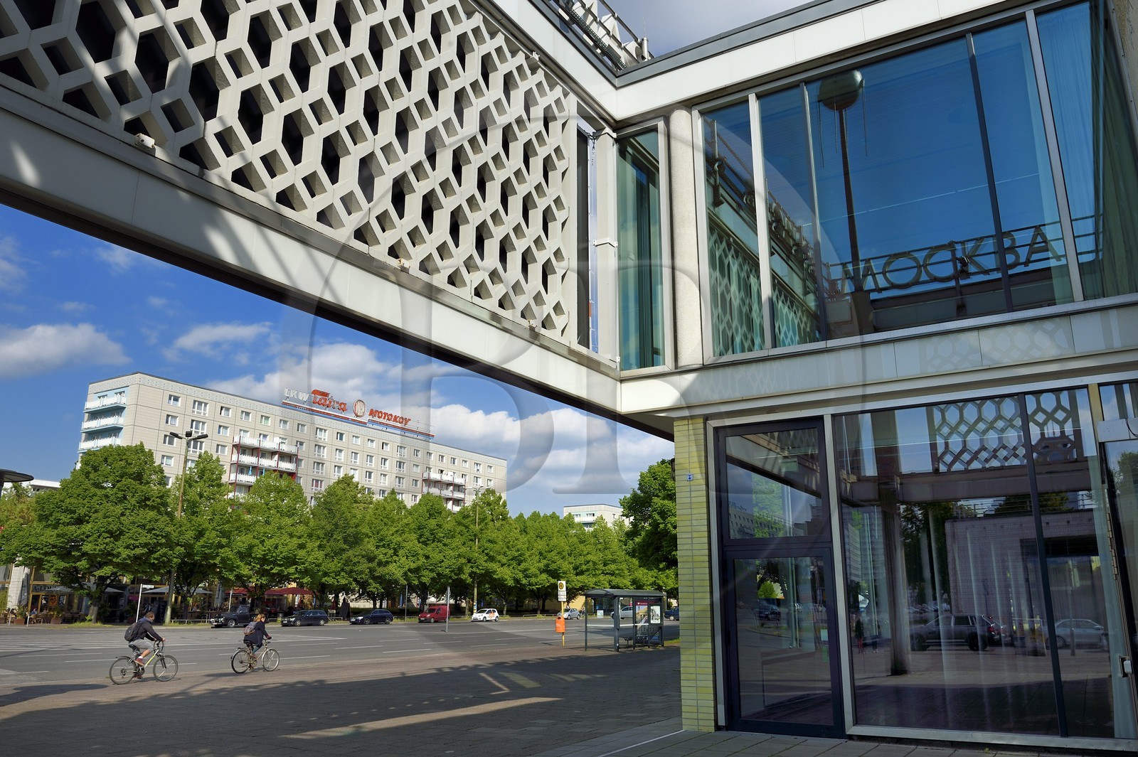 Allemagne, Berlin, la Karl-Marx Allee est la plus grande artère du pays menant d'Alexanderplatz à Frankfurter Tor et le régime communiste y faisait défiler son armée chaque année, le Café Moskau (Café Moscou)