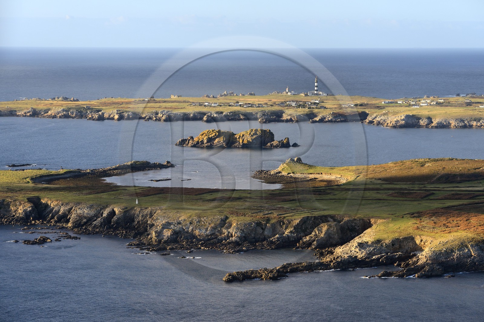 France, Finistère (29), parc naturel régional d'Armorique, mer d'Iroise, Ile d'Ouessant, réserve de Biosphère (UNESCO), phare du Creach et la côte ouest (vue aérienne)