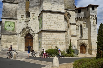France, Dordogne (24), Périgord Blanc, Saint-Astier sur la Véloroute Voie verte qui longe la rivière L'Isle, l'église fortifiée Saint-Astier