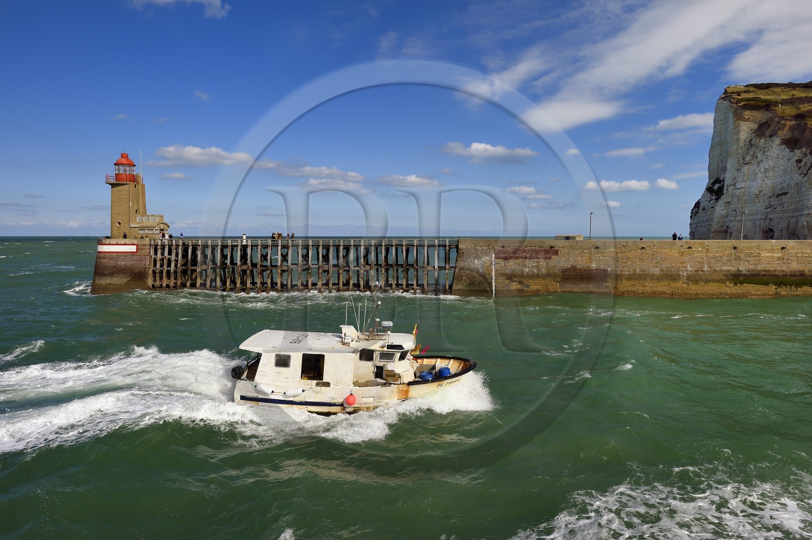 France, Seine-Maritime (76), Pays de Caux, Côte d'Albâtre, retour au port d'un bulotier, bateau destiné à la pêche aux bulots, en passant devant le phare de la Pointe Fagnet