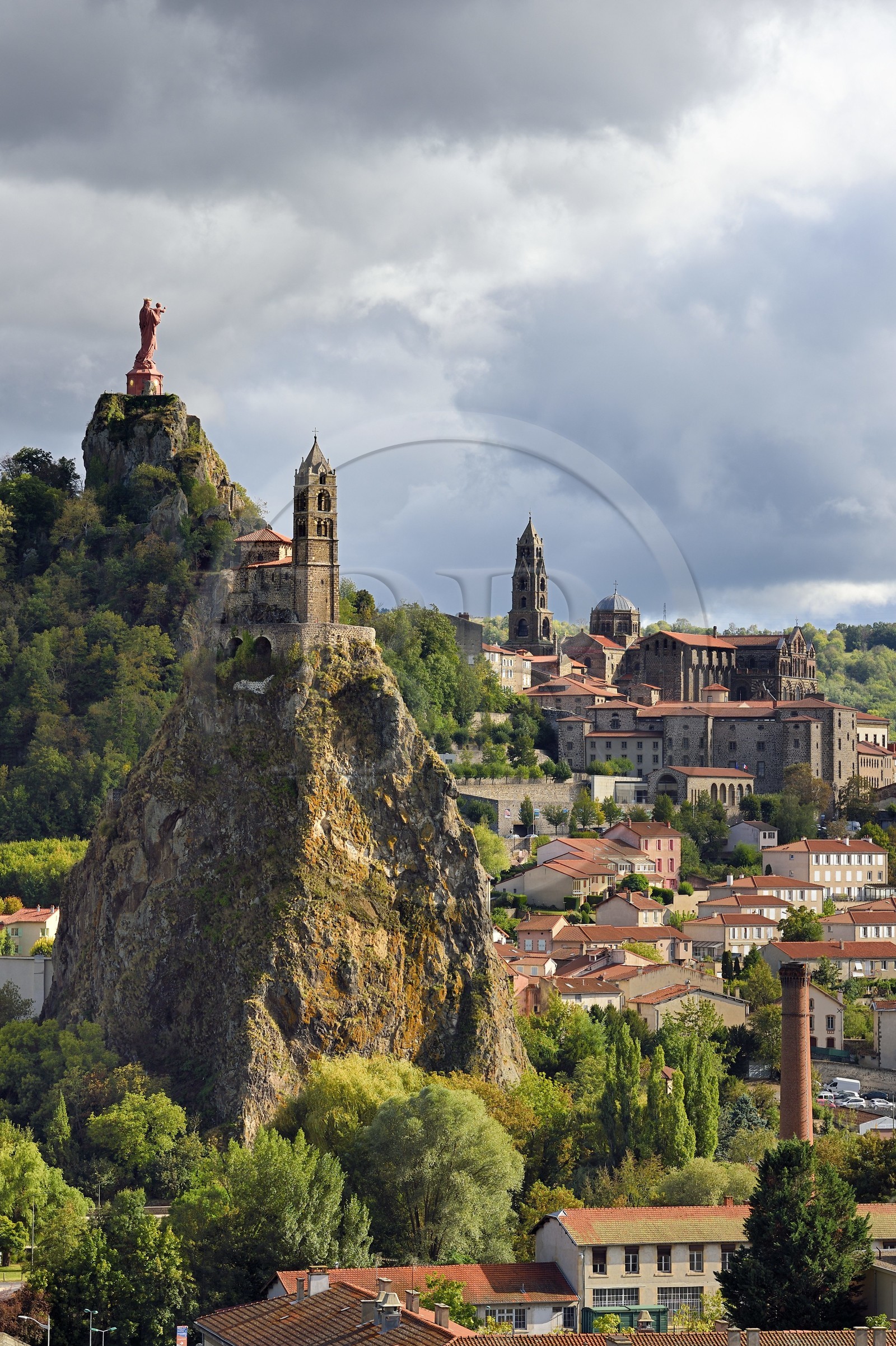 France, Haute-Loire (43), Le Puy-en-Velay, étape classée Patrimoine Mondial de l'UNESCO dans le cadre des chemins de Compostelle, vue sur la ville avec la Chapelle Saint-Michel d'Aiguilhe perchée sur un piton volcanique au premier plan, la statue Notre Dame de France (de 1860) sur le Rocher Corneille surplombant la cathédrale Notre Dame de l'Annonciation du XIIe siècle en arrière plan