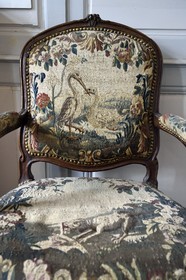 France, Aisne (02), Château-Thierry, Musée Jean de La Fontaine - Ville de Chateau-Thierry dans la maison natale du poète, le petit salon, fauteuil Louis XV recouverts d'une tapisserie d'Aubusson représentant une Fable
