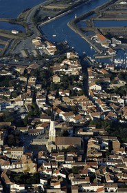 France, Charente-Maritime (17), Ile de Ré, Ars-en-Ré, l'église Saint-Etienne (vue aérienne)