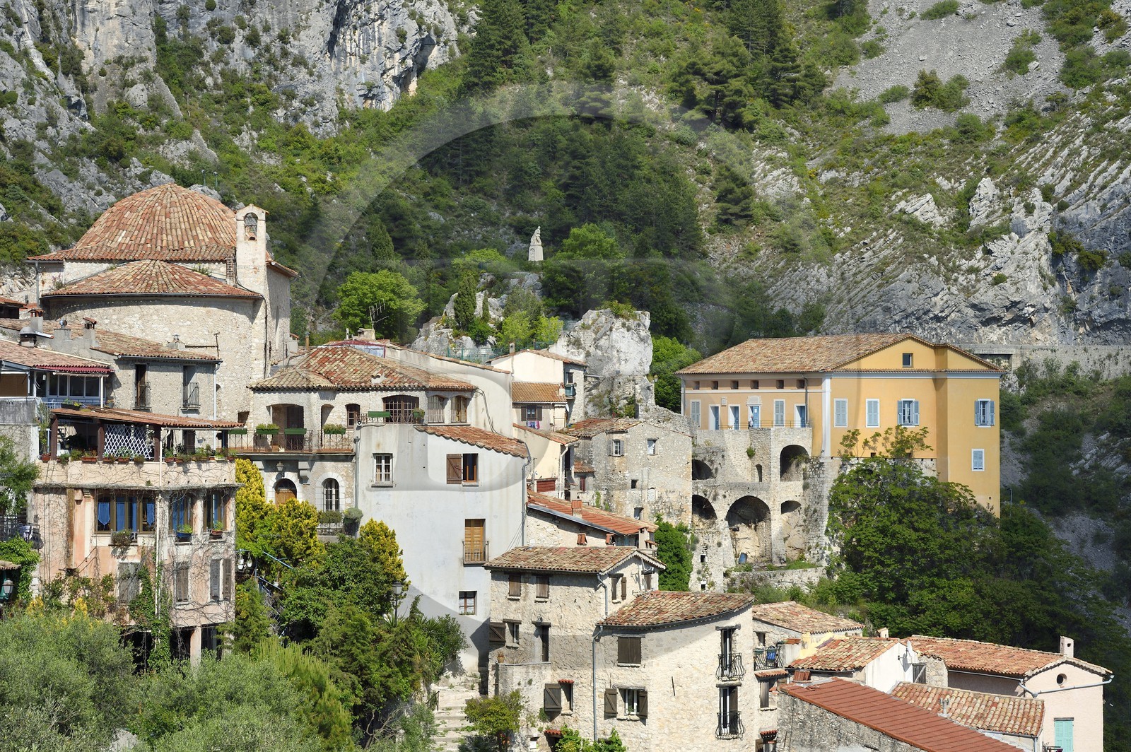 France, Alpes-Maritimes (06), le village perché de Peille, la chapelle Saint-Sébastien (hôtel de ville), le monument aux Morts et le palais Lascaris, à droite au bord de la falaise