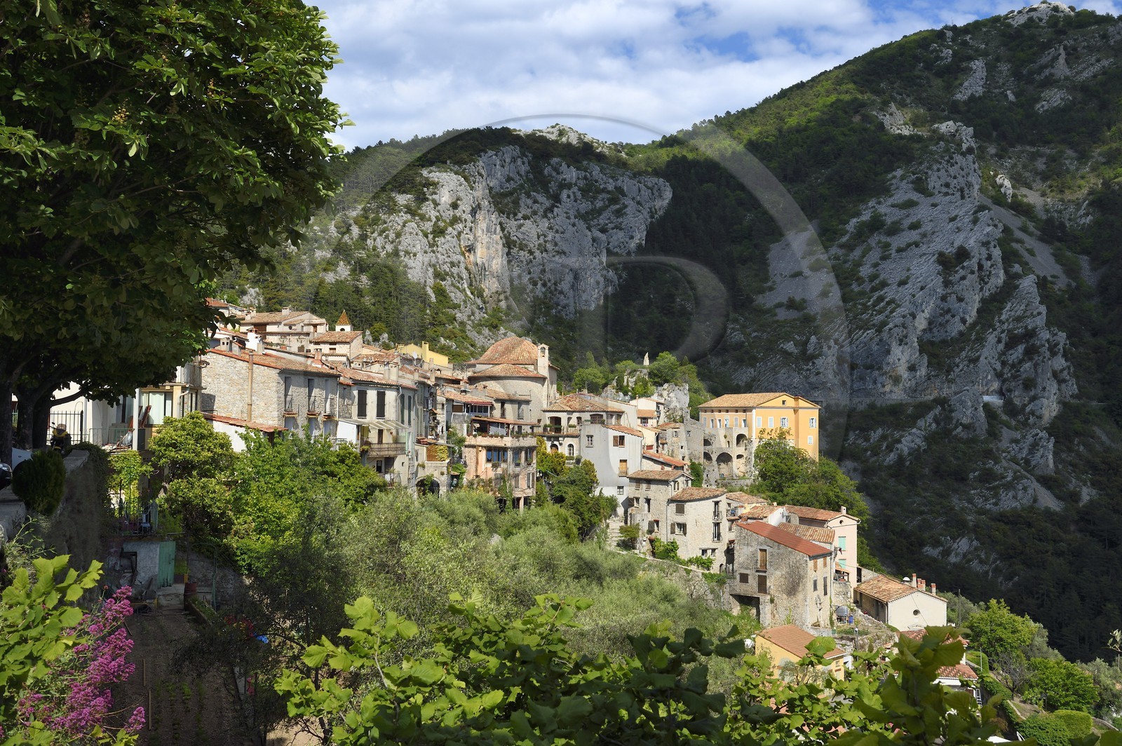 France, Alpes-Maritimes (06), le village perché de Peille, la chapelle Saint-Sébastien (hôtel de ville), le monument aux Morts et le palais Lascaris, à droite au bord de la falaise