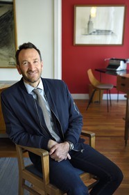 France, Seine-Maritime (76), Le Havre, Centre-ville reconstruit du Havre par Auguste Perret classé Patrimoine Mondial de l'UNESCO, Maison du Patrimoine atelier Perret, appartement temoin de la reconstuction, agencé et meublé année 1950, Vincent Duteurtre, l'architecte qui a présidé à la restauration du logement