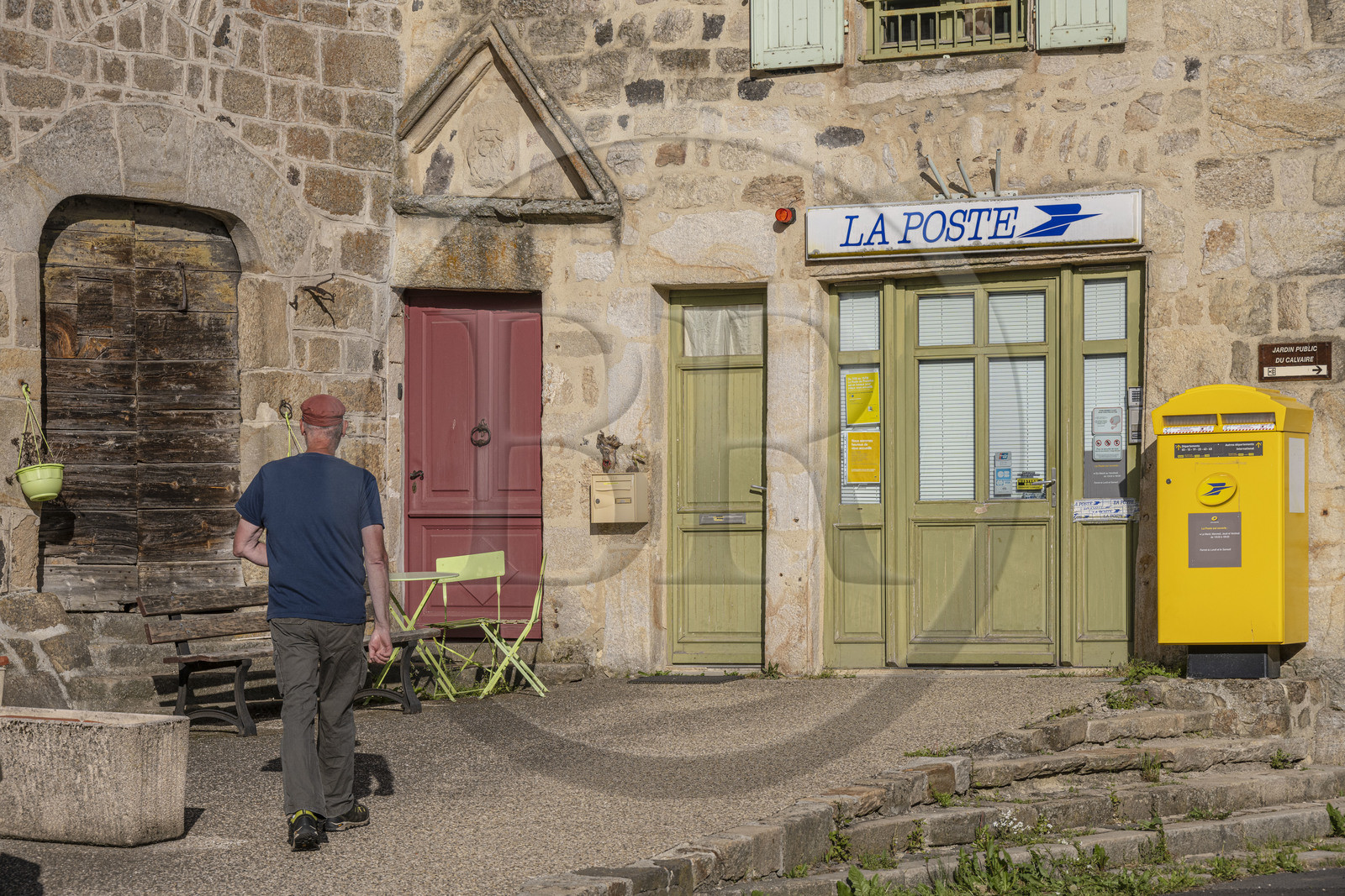 France, Haute-Loire (43), Pradelles, labellisé Les Plus Beaux Villages de France, village sur le chemin de Stevenson (GR 70), La Poste se niche dans un batiment historique de la place de la Halle