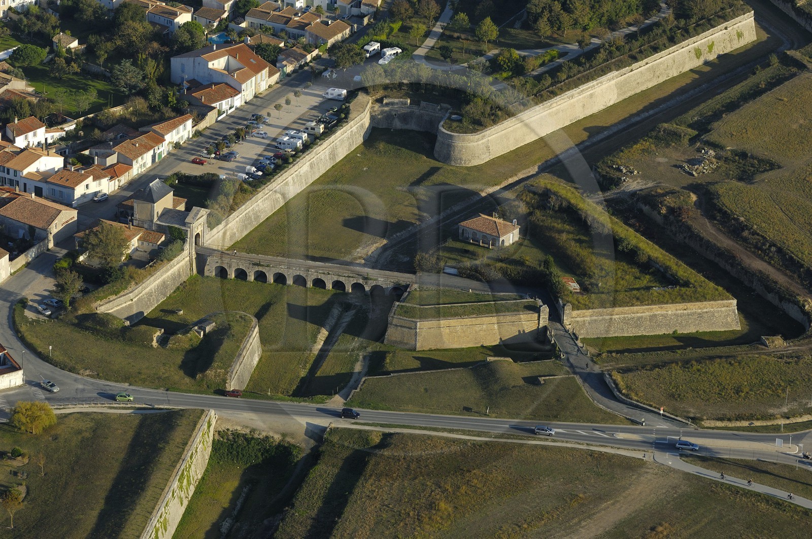 France, Charente-Maritime (17), ile de Ré, ville de Saint-Martin-de-Ré, fortifications de Vauban (XVII ème siècle), Porte des Campani (vue aérienne)