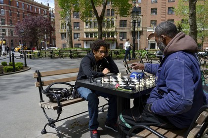 Etats-Unis, New York, Manhattan, Greenwich village, joueurs d'echecs dans le parc de Washington Square Park