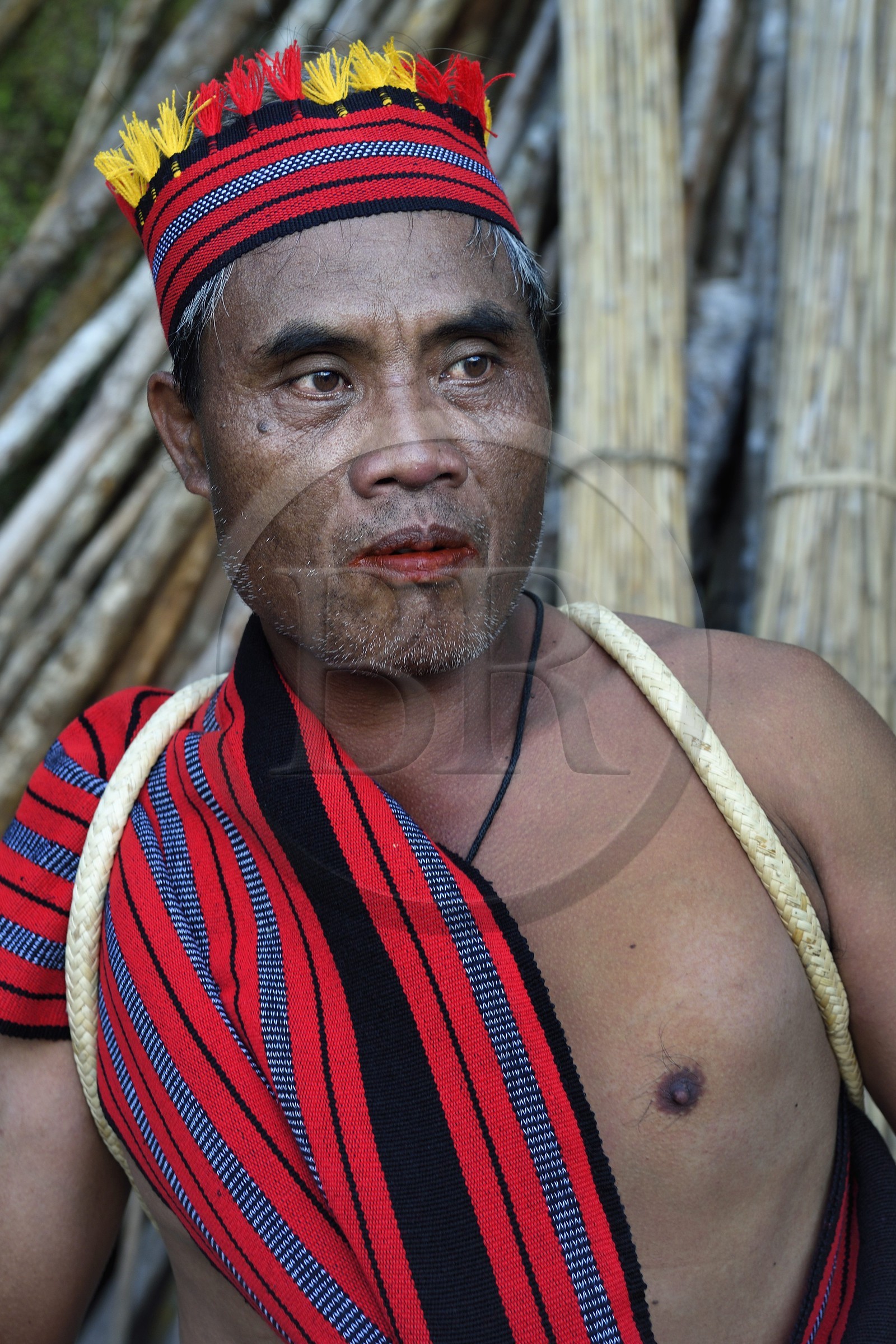 Philippines, province d'Ifugao, village de Batad, le guide Adolpho revetu du costume traditionnel Ifugao