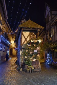 France, Haut-Rhin (68), Eguisheim, labellisé Les Plus Beaux Villages de France, ruelle des Remparts, illuminations et décorations de Noël
