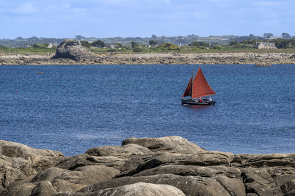 France, Finistère (29), Pays des Abers, Ile Vierge dans l'archipel de Lilia, voilier traditionnel voguant dans l'estuaire de l'Aber Wrac'h