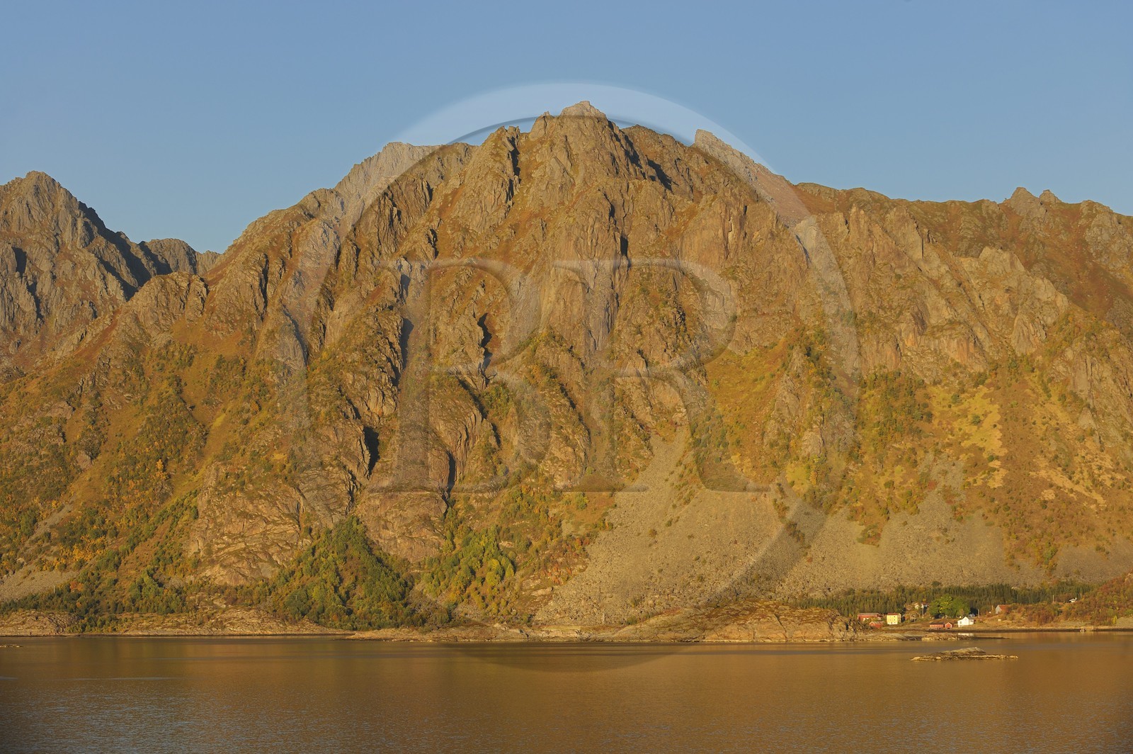 Norvège, Nordland, Iles Lofoten, côte au nord de Svolvaer à la sortie du Raftsundet