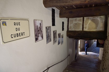 France, Var (83), Bormes-les-Mimosas, passage couvert de la rue du Cubert dans la vieille ville