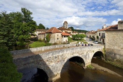 France, Dordogne (24), Périgord Vert, Saint-Jean-de-Côle, labellisé Les Plus Beaux Villages de France, le pont médiéval du XIIème siècle et le clocher de l'église Saint-Jean-Baptiste
