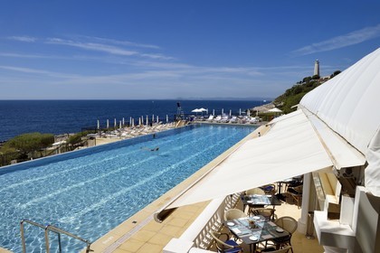 France, Alpes Maritimes (06), Saint-Jean-Cap-Ferrat, Grand-Hotel du Cap-Ferrat, palace 5 étoiles du groupe Four Seasons Hotel, le chic Club Dauphin au bord de la piscine et face à la mer