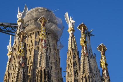 Espagne, Catalogne, Barcelone, quartier de l'Eixample, basilique de la Sagrada Familia de l'architecte du modernisme catalan Antoni Gaudi classée Patrimoine Mondial de l'UNESCO, campaniles surmontés de pinacles entourant le ciborium central et la future tour centrale