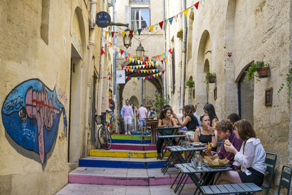 France, Hérault (34), Montpellier, centre historique appelé l'Ecusson, la rue du Bras de Fer avec ses contremarches peintes en street art