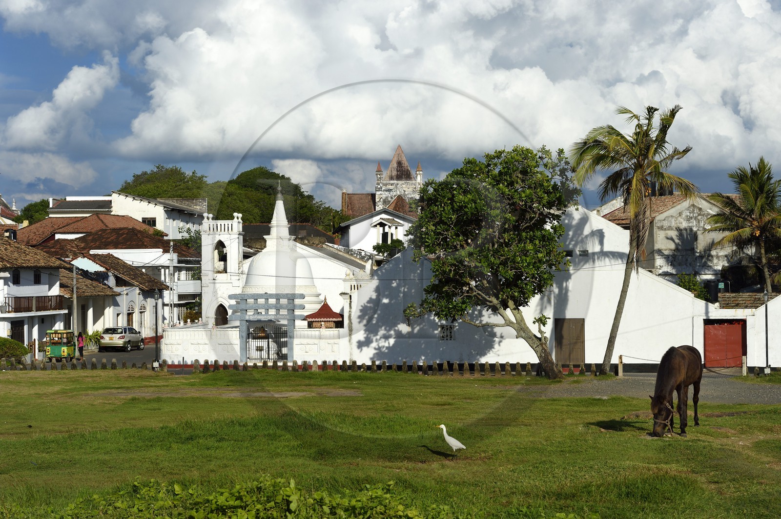 Sri Lanka, Province du Sud, Fort de Galle, classé Patrimoine Mondial de l'UNESCO, temple bouddhiste Sri Sudharmalaya dans le fort, en arrière plan la All Saints' anglican Church