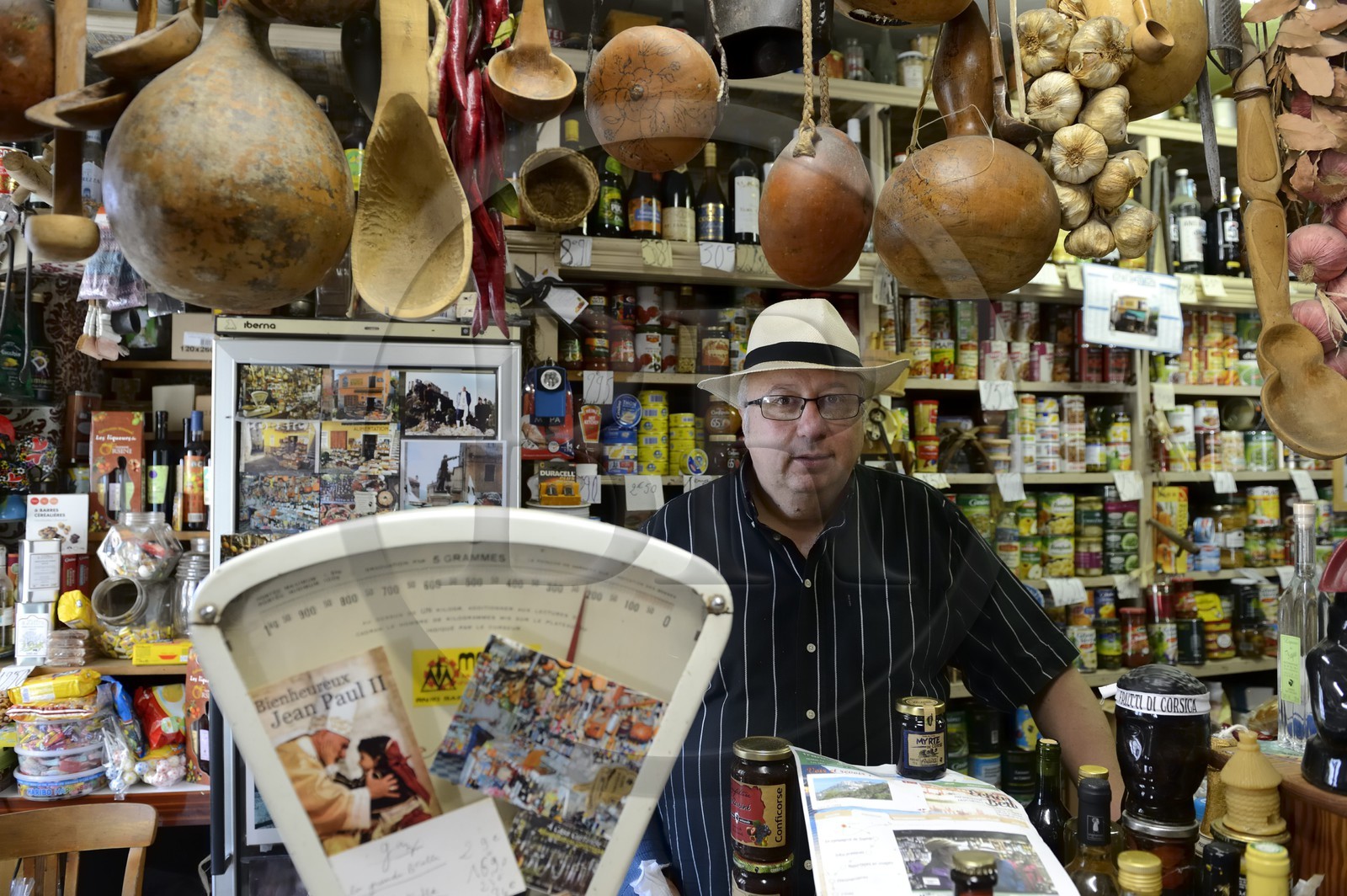 France, Haute-Corse (2B), Corte, l'Epicerie Casa Curtinese tenue par Jean-Marie Ghionga (avec le chapeau blanc), boutique de spécialités corses