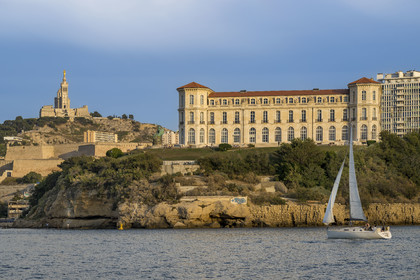 France, Bouches-du-Rhône (13), Marseille, quartier du Pharo, un voilier à l'entrée du Vieux Port, palais du Pharo et la basilique Notre Dame de la Garde en arrière plan