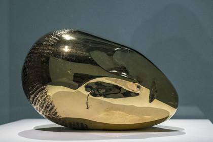 France, Paris (75), quartier des Halles, le Centre Pompidou aussi apellé Beaubourg, Musée National d'Art Moderne (MNAM), exposition retrospective Brancusi, La Muse endormie, 1910, bronze poli