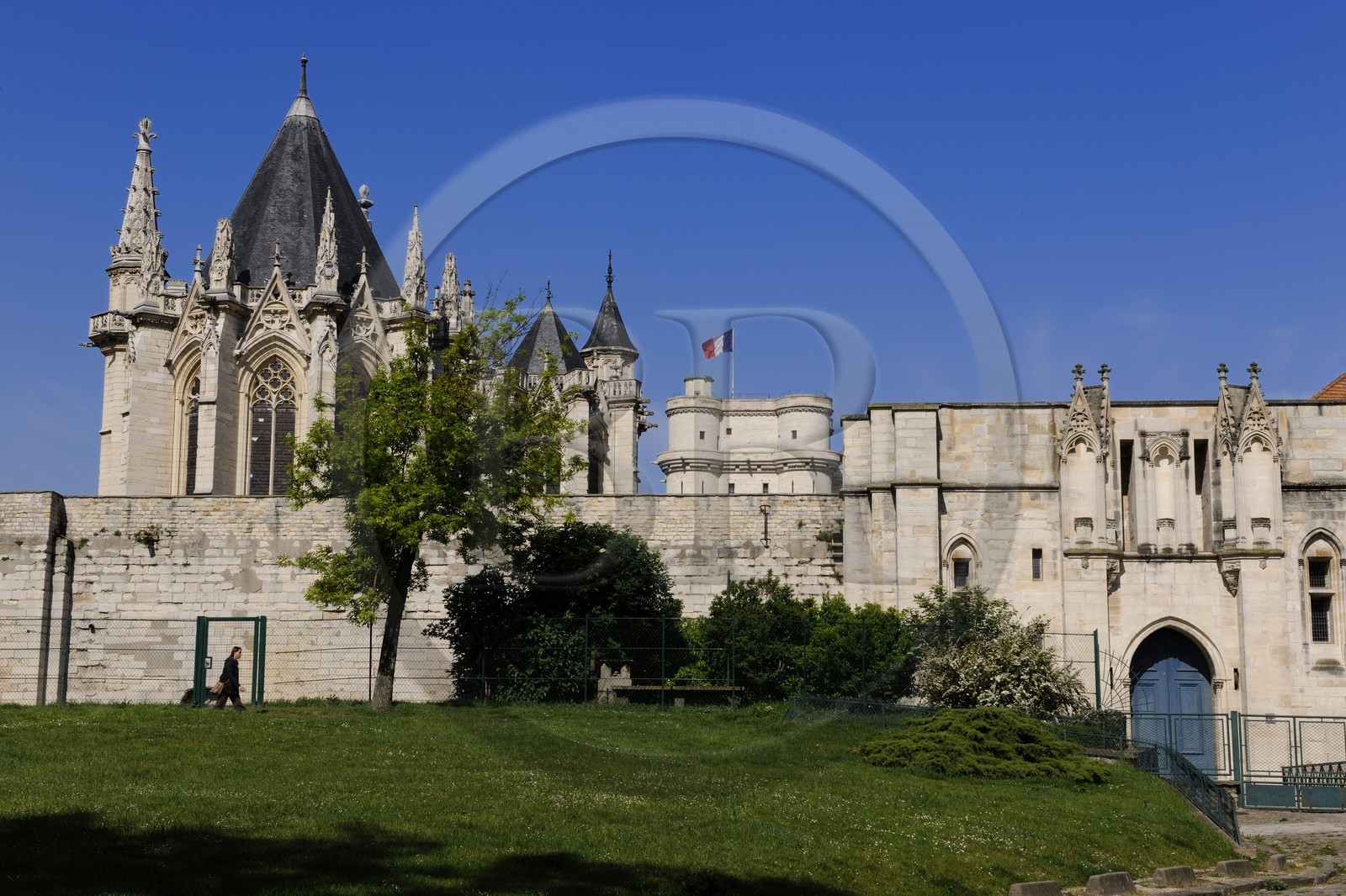 France, Val-de-Marne (94), Vincennes, le château de Vincennes, la Tour des Salves (porte) à droite, le donjon au centre et la Sainte Chapelle à gauche
