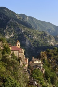 France, Alpes-Maritimes (06), vallée de la Roya (arrière-pays niçois), au pied du parc national du Mercantour, village perché de Saorge, l'église Saint-Sauveur domine la vallée