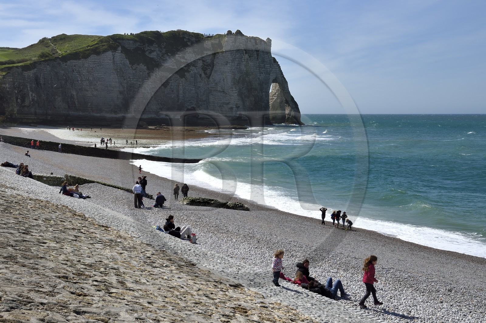 France, Seine-Maritime (76), Pays de Caux, Côte d'Albâtre, Etretat, l'arche de la falaise d'Aval et la plage de la ville