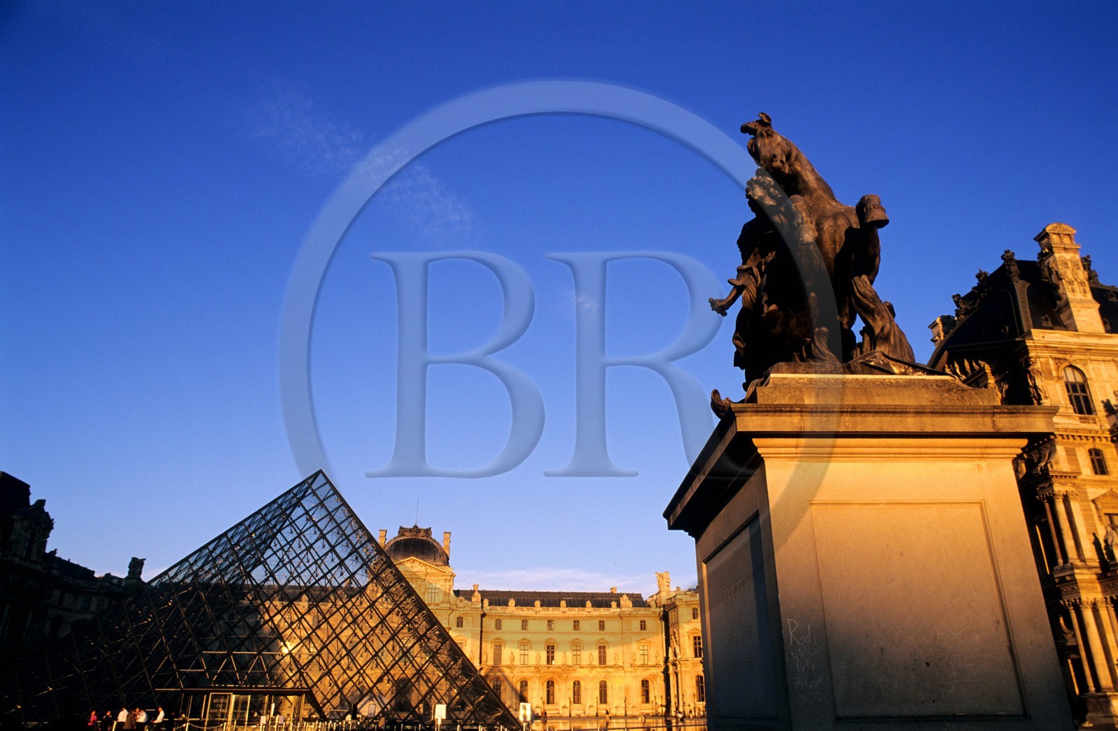 France, Paris (75), musée du Louvre et Pyramide par l'architecte Ieoh Ming Pei