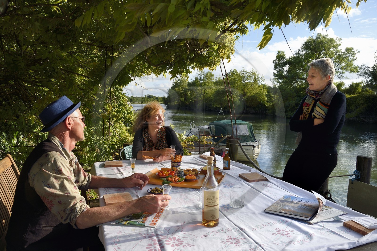 France, Charente-Maritime, Saintonge, Saint Savinien, labeled stones and water villages, Au Quai des Fleurs bed and breakfast, Laurence and Steve welcome us in their garden overlooking the Charente river