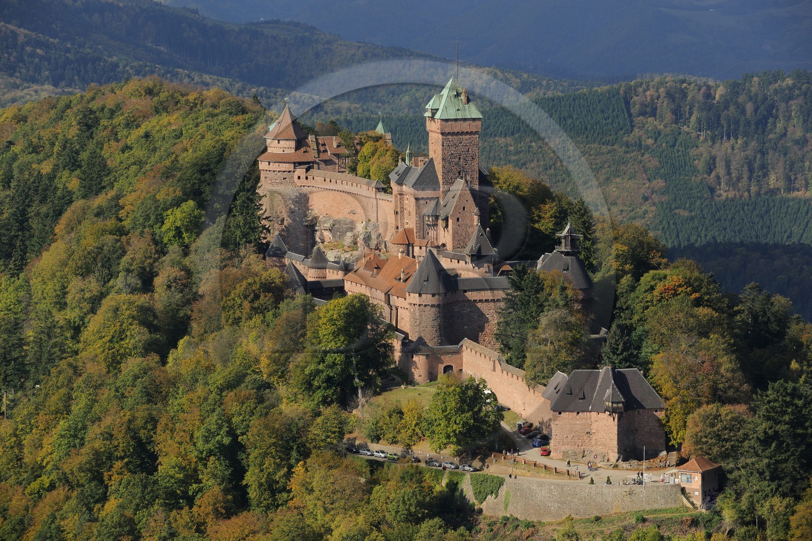 France, Bas-Rhin (67), le château du Haut-Koenigsbourg dans la forêt des Vosges (photo aérienne)