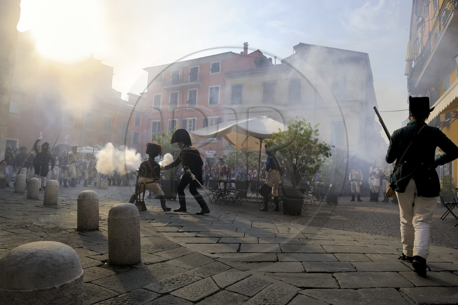 Italie, Ligurie, Sarzana, Napoleon Festival, combats de rue entre des soldat français de la Grande Armée et des soldats autrichiens dans la Via Lancilotto Cattani de la vieille ville