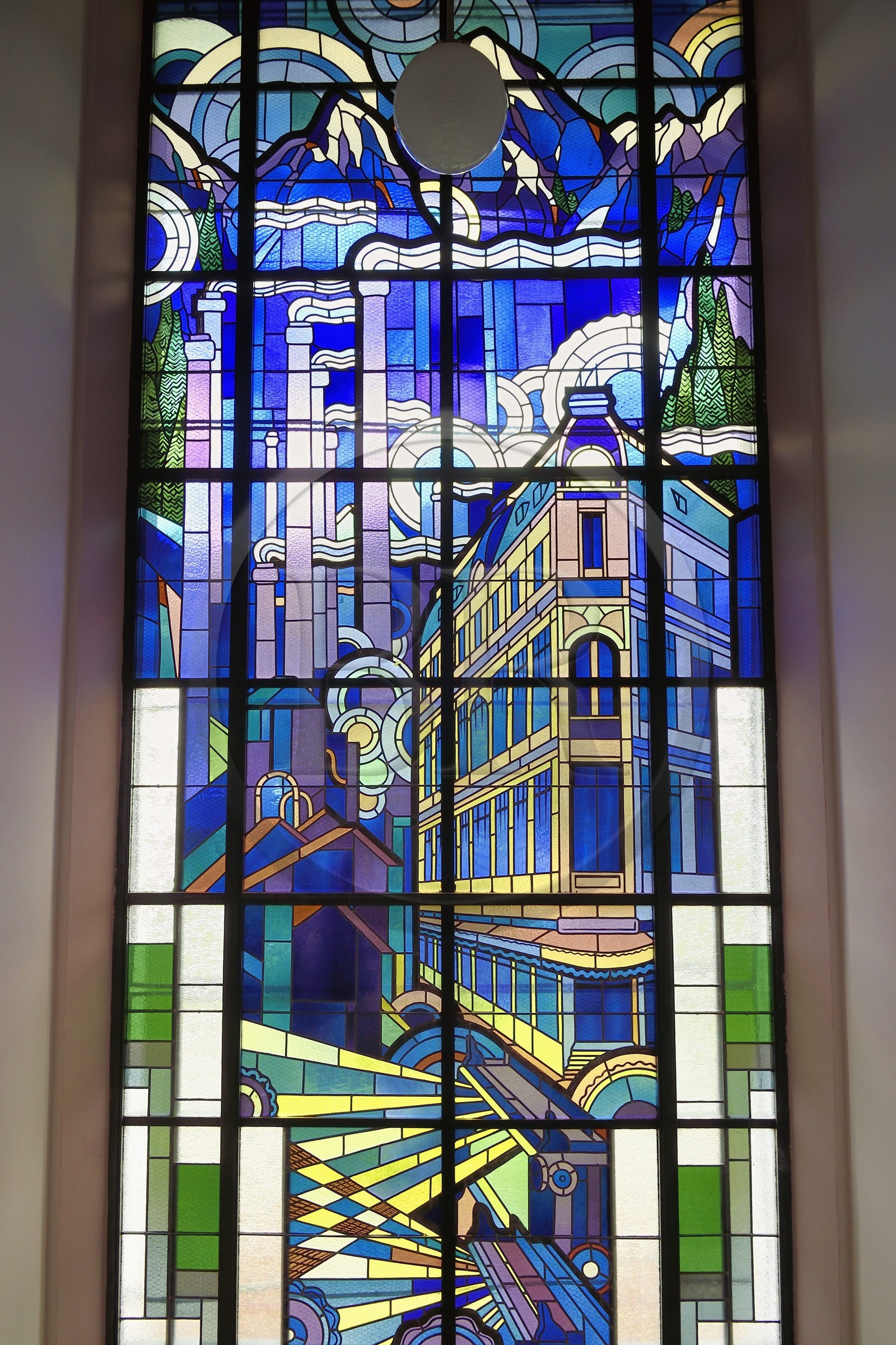 France, Alpes-de-Haute-Provence (04), vallée de l'Ubaye, Barcelonnette, Villa mexicaine connue sous le nom de Villa Bleue, vitrail de 8,10m de haut réalisé en 1933 par le maitre-verrier Gruber de l’école de Nancy représentant les métiers à tisser les draps, les cheminées fumantes des fabriques textiles et un grand magasin, il célèbre la réussite au Mexique de son commanditaire Camille Jean fondateur du magasin la Francia Maritima