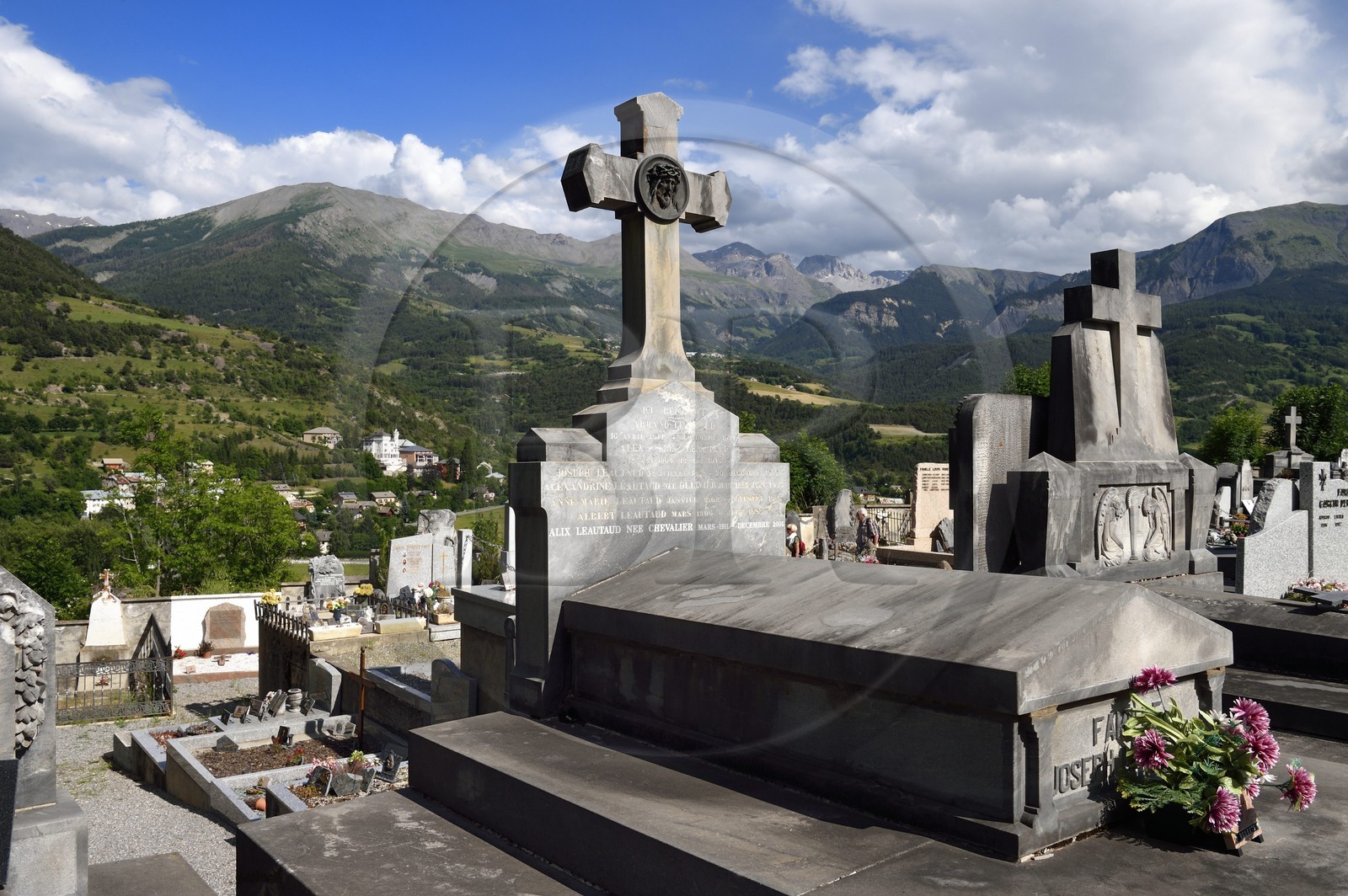 France, Alpes-de-Haute-Provence (04), vallée de l'Ubaye, le cimetière de Jausiers et la Villa mexicaine connue sous le nom de chateau des Magnans en arrière plan
