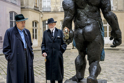 France, Paris (75), Musée Maillol, le peintre et sculpteur allemand Markus Lüpertz lors de son exposition en dialogue avec l'oeuvre d'Aristide Maillol, son galeriste Michael Werner à sa gauche, sculpture (détail) Der Morgen oder Hölderlin, 2011, Bronze peint