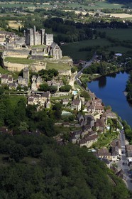 France, Dordogne (24), Périgord Noir, vallée de la Dordogne, Beynac-et-Cazenac, labellisé Les Plus Beaux Villages de France, château sur un éperon rocheux au dessus de la rivière Dordogne (vue aérienne)