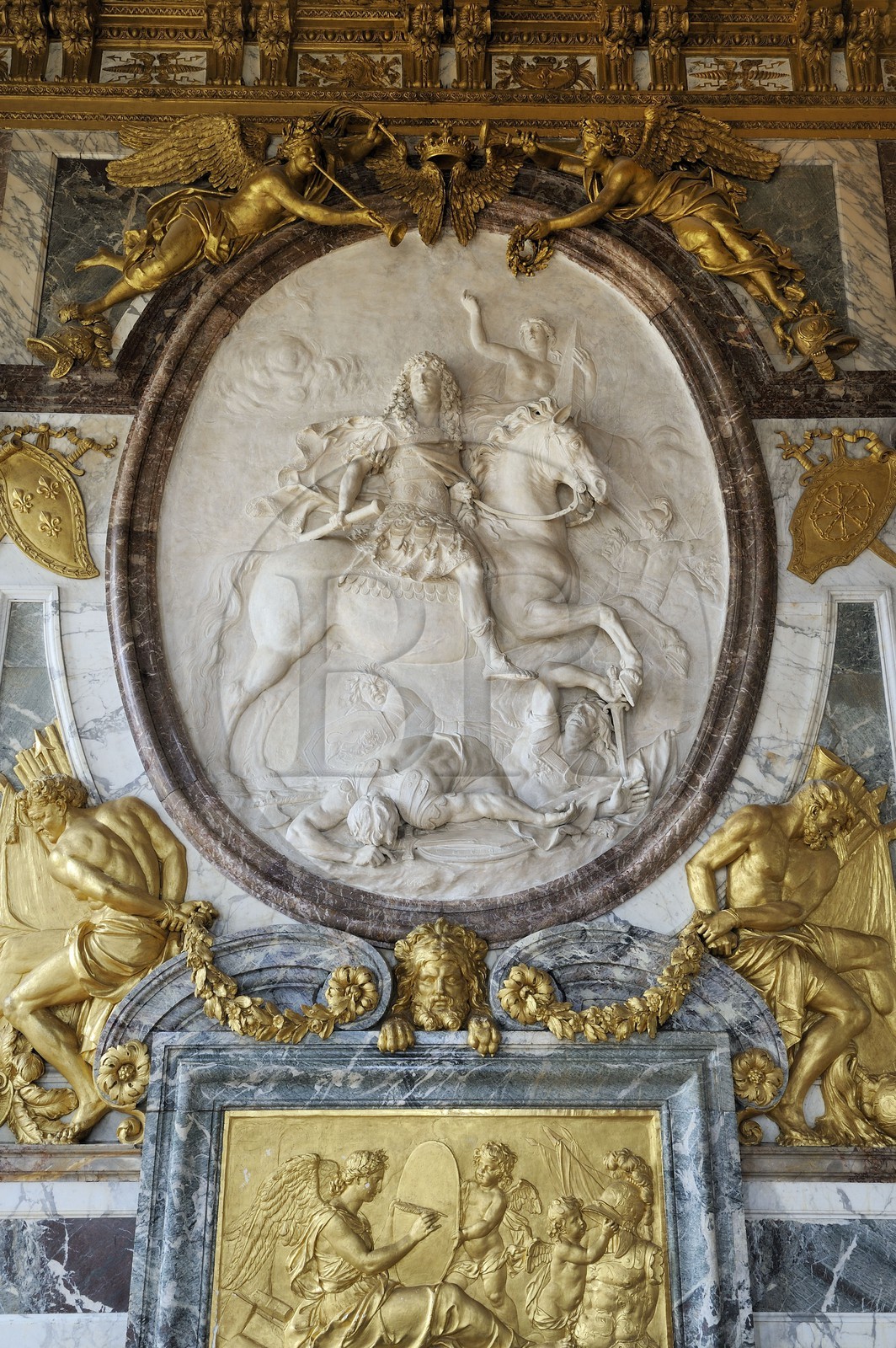 France, Yvelines (78), château de Versailles, classé Patrimoine Mondial de l'UNESCO, salon de la Guerre au bout de la Galerie des Glaces avec Louis XIV victorieux