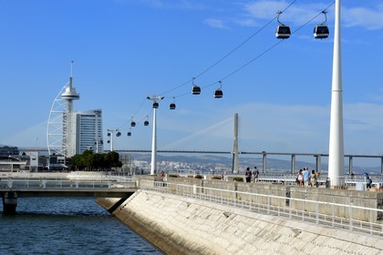 Portugal, Lisbonne, Parque das Nações (Parc des nations) construit pour l'exposition universelle de 1998, la Tour Vasco de Gama hebergeant l'hotel Myriad by SANA Hotels et le téléphérique qui longe le Tage