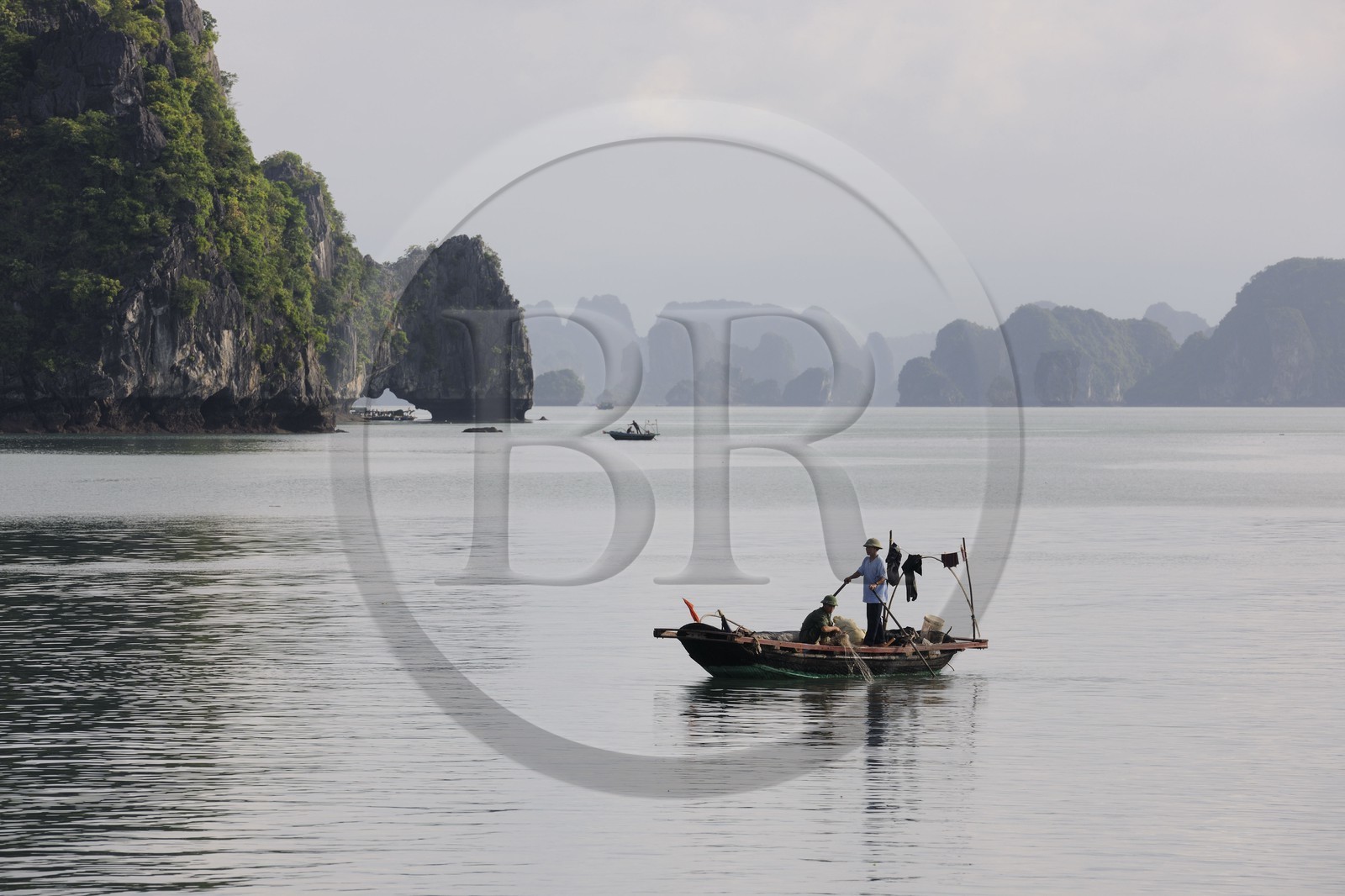 Vietnam, province de Quang Ninh, la Baie d'Halong classée Patrimoine Mondial de l'UNESCO, bateau de pêche entre les iles karstiques