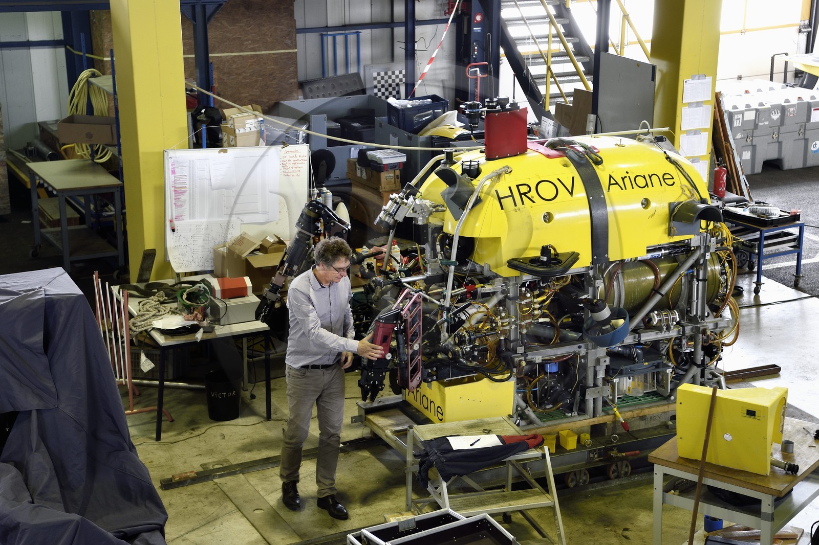 France, Var (83), La Seyne-sur-Mer, Vincent Rigaud, directeur du Centre de Méditerranée de l’Ifremer, devant le véhicule sous-marin autonome (AUV) HROV Ariane