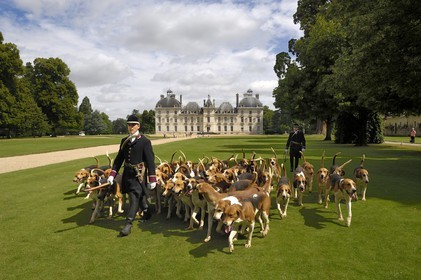 France, Loir et Cher, Chateau de Cheverny, the hunstmen Vol au Vent and La Rosée, who manage the pack of 90 dogs for hunting