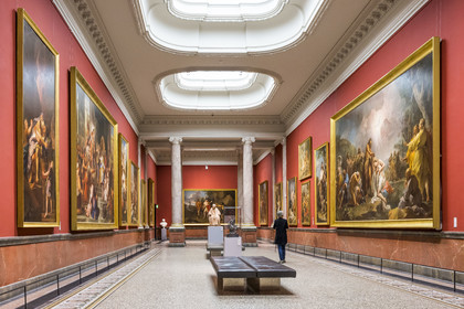 France, Hérault (34), Montpellier, centre historique, musée Fabre, la Galerie des colonnes et Voltaire assis du sculpteur Jean Antoine Houdon (vers 1780-90)