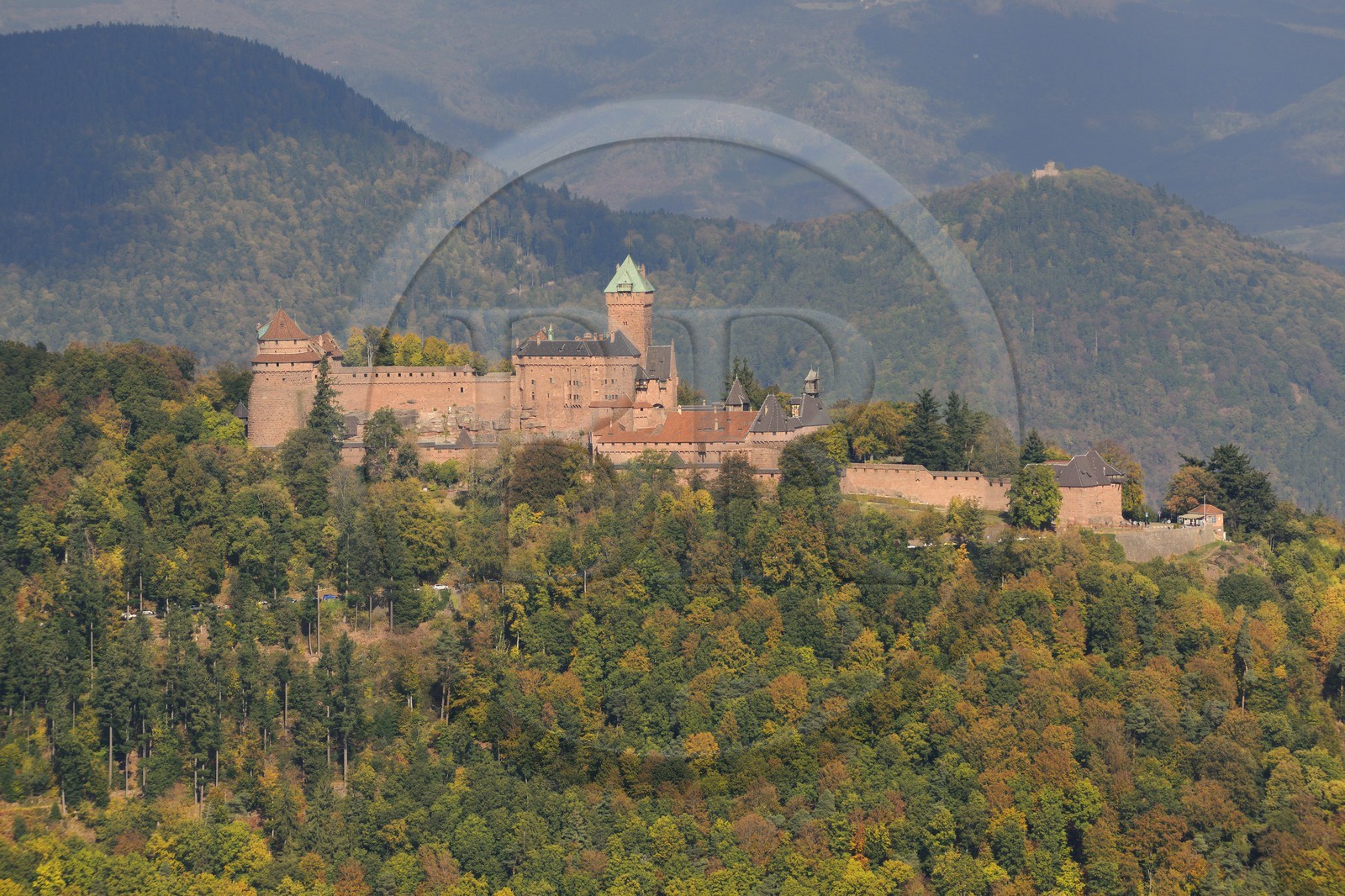 France, Bas-Rhin (67), le château du Haut-Koenigsbourg dans la forêt des Vosges (photo aérienne)